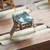 DAINTY LONDON IRIS RING