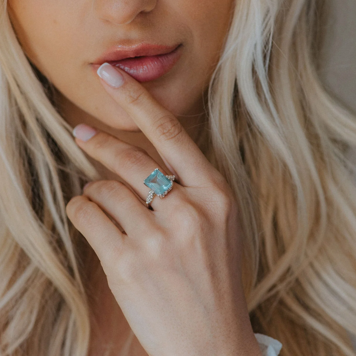 DAINTY LONDON IRIS RING