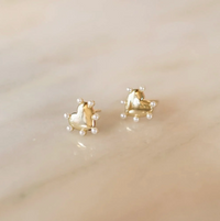 DAISY LONDON HEART PEARL STUD EARRINGS