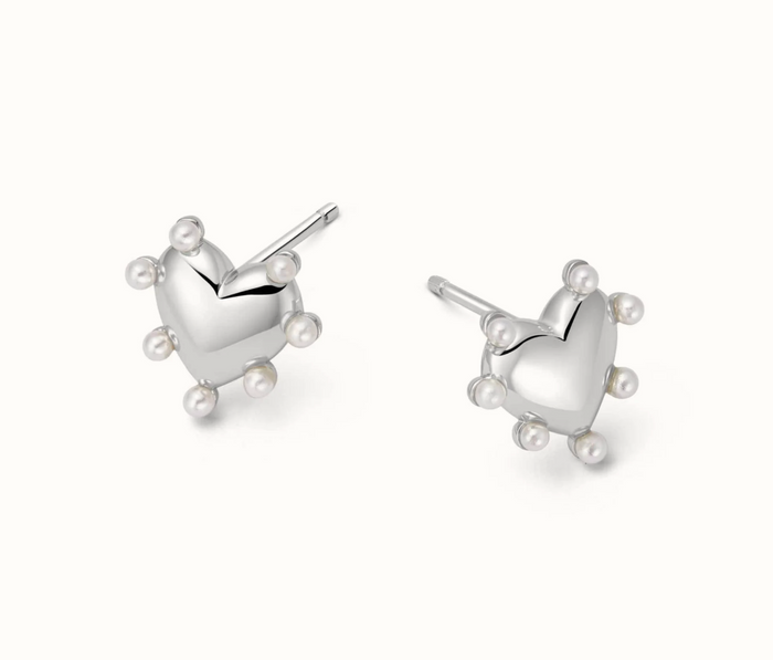 DAISY LONDON HEART PEARL STUD EARRINGS